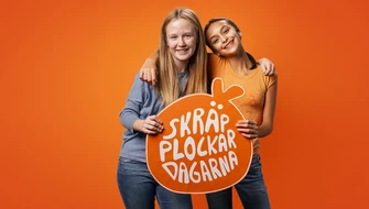 Två tjejer som håller en skylt med texten Skräpplockardagarna
