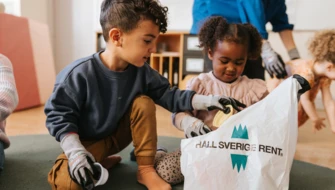 Två små barn undersöker skräp