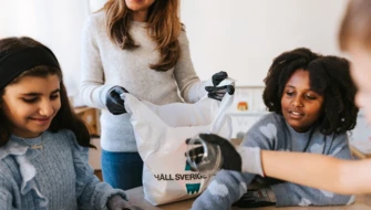 Flera elever och en lärare pratar om skräp