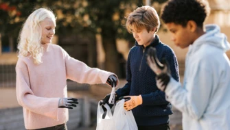 Skolbarn plockar skräp utomhus