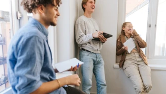 Tre elever skrattar tillsammans