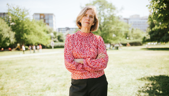 Håll Sverige Rents VD Johanna Ragnartz står med armarna i kors