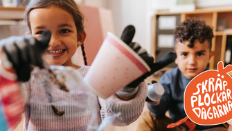 Barn som visar skräp i Skräpplockardagarna