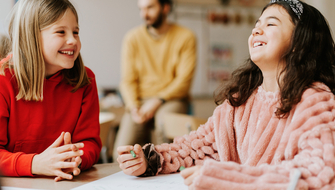 Barn som skrattar i klassrum