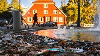 Skräp på ett torg i en stad