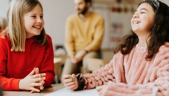 Skrattande barn i skolbänken