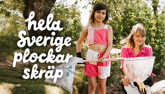 Barn och vuxen plockar skräp