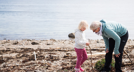 Skräpplockare på strand i Bohuslän.