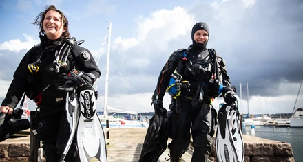 Två glada dykare efter Skräpdykets dag i Lysekil. Foto: Louise Johansson