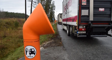 Skräptratt uppsatt vid rastplats vid Mora Stenar