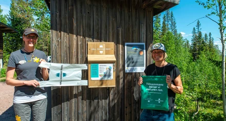Sofia och Hanna-Kajsa inviger påsholk i Fulufjället. Foto: Stefan Hamréus 