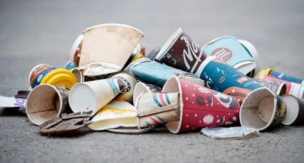 Hög med använda engångsmuggar