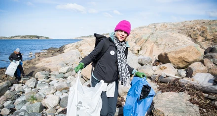 Kusträddare med skräp i Bohuslän. Foto: Louise Johansson