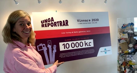 Johanna Ragnartz, VD på Håll Sverige Rent, håller upp en prischeck till vinnaren i Unga Reportrar 2020.