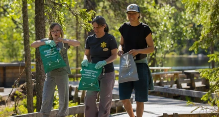 Skräpplockning med återanvändbara skräppåsar vid Fulufjället. Foto: Stefan Hamréus