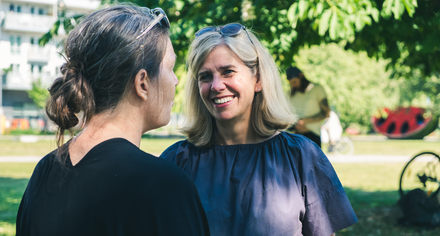 Johanna Ragnartz pratar med kollega i park. 