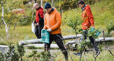 Skräpplockare i naturen