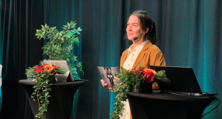 Linnea Bergman står i studion på årets Håll Sverige Rent-konferens