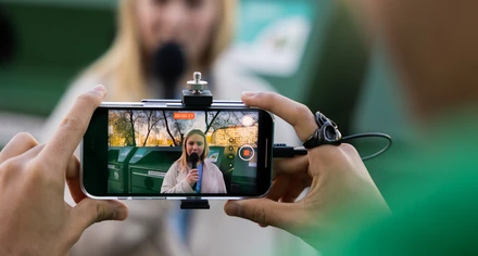 Unga Reportrar spelar in film vid återvinningsstation.