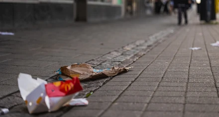 Skräp som slängts på stan