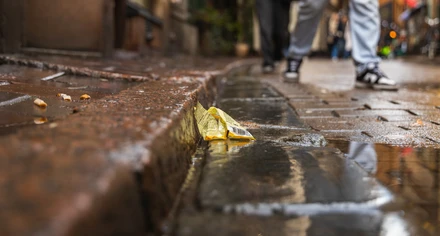 Plastskräp ligger slängt på marken i stan