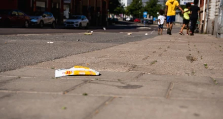 Plastförpackning ligger på marken och skräpar