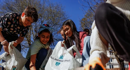 Barn plockar skräp