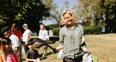 Skräpplockning i en park