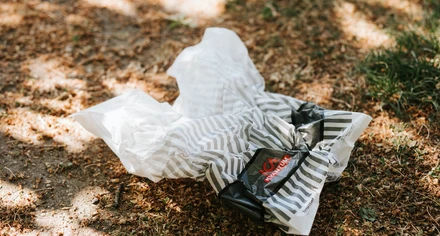 Skräpig plastpåse ligger på marken