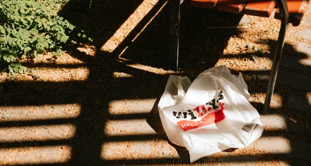 Skräpig plastpåse i en park