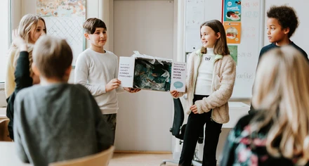 Skolelever visar upp sitt projekt