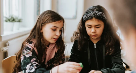 Två tjejer i klassrum