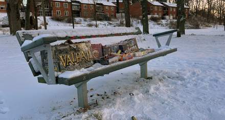 Rester av raketer ligger uppradat på en parkbänk