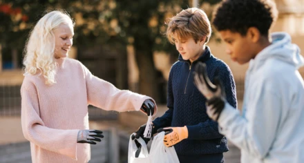 Skolbarn plockar skräp utomhus