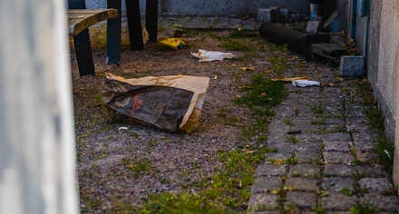 Skräp som ligger på marken