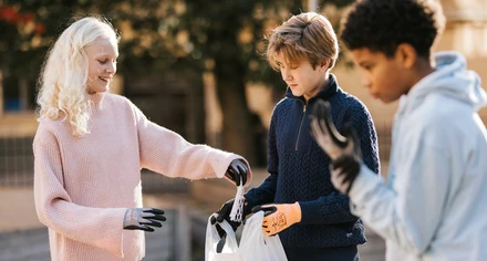 Skolbarn går ut och plockar skräp