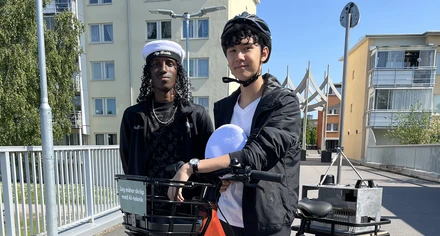 Kaled Buraale (vänster) och Erik Karlsson (höger) är två av de unga sommarjobbare som ska testa den nya AI-tekniken för att mäta skräp.