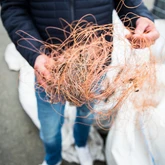 Person håller fiskenät