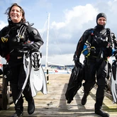Två glada dykare efter Skräpdykets dag i Lysekil. Foto: Louise Johansson