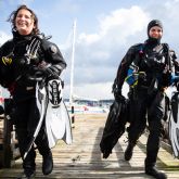 Två glada dykare efter Skräpdykets dag i Lysekil. Foto: Louise Johansson