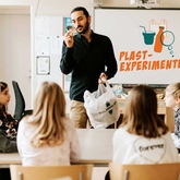 Lärare i klassrum med Plastexperimentet på whiteboard