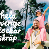 Pappa och barn plockar skräp.