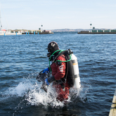Dykare hoppar ner i vattnet