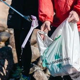 Kusträddare som plockar skräp