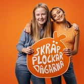 Två tjejer som håller en skylt med texten Skräpplockardagarna
