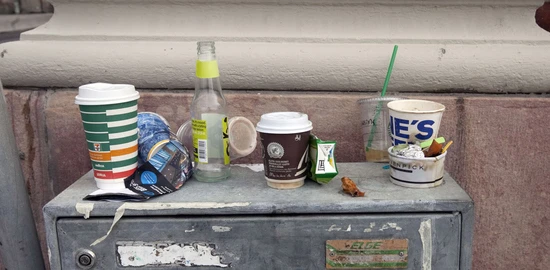 Förpackningar uppställda på ett elskåp