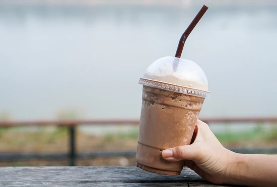 En hand som håller i en islatte