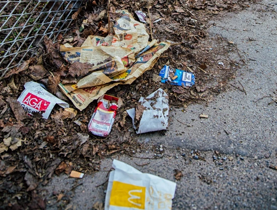 Skräp längs ett staket