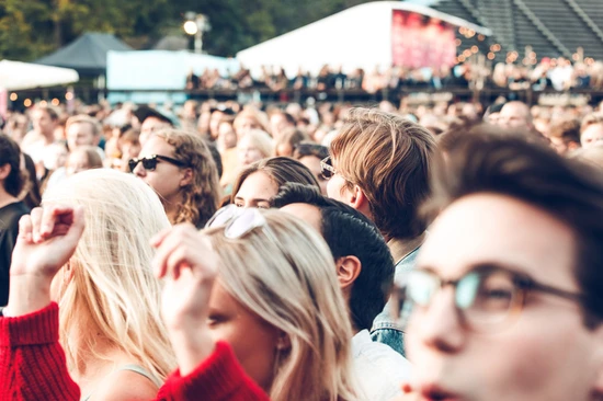 Unga människor lyssnar på konsert