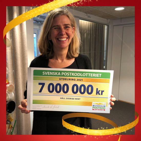 Johanna Ragnartz, VD på Håll Sverige Rent, med check efter Svenska Postkodlotteriets utdelning 2021.